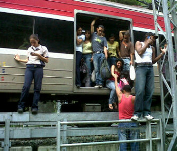 Pasajeros evacuando uno de los trenes Pasajeros evacuando uno de los trenes