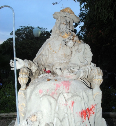 A la Divina Pastora les destrozaron la cara y pintaron de rojo A la Divina Pastora les destrozaron la cara y pintaron de rojo