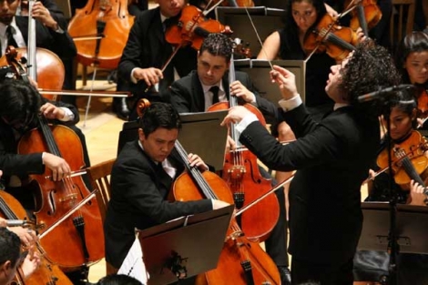 La Orquesta Sinfónica Simón Bolívar y Gustavo Dudamel La Orquesta Sinfónica Simón Bolívar y Gustavo Dudamel