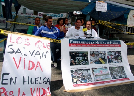 Enfermeros apostados frente a la Embajada de Brasil en huelga de hambre Enfermeros apostados frente a la Embajada de Brasil en huelga de hambre