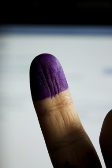 Culminada la votacin le impregnan el dedo con tinta indeleble