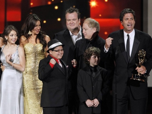 Elenco de Modern Family recibiendo el Emmy Elenco de Modern Family recibiendo el Emmy