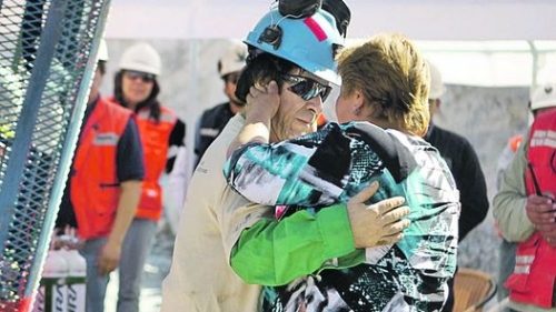 A Yonni Barrios lo recibe su pareja la "Chala" A Yonni Barrios lo recibe su pareja la "Chala"