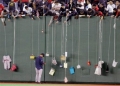 El japons Hideki Okajima firmando autgrafos colgantes