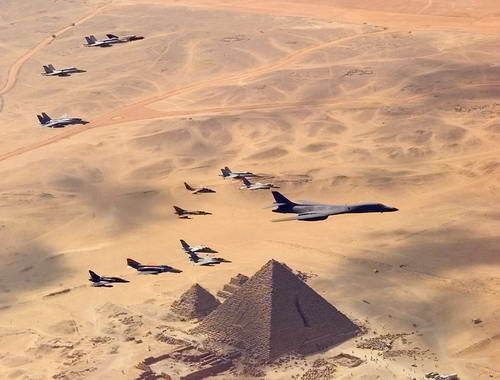 Gran Piramide de Giza, Egipto, Francia, Italia, Jordania, Las Piramides, Estados Unidos, Naves norteamericanas, Jordania, Francia, Las Piramides de Egipto, Bright Star 1999