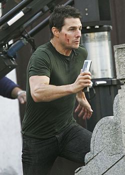 Foto de Tom Cruise con el Nokia N92 en Mission Imposible 3, Tom Cruise, trailer de Misión Imposible 3, Mission Imposible 3 review, Nokia N92 con pantalla de television y multimedia, camara digital