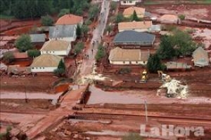 El barro rojo ha cubierto gran parte del oeste de Hungra.