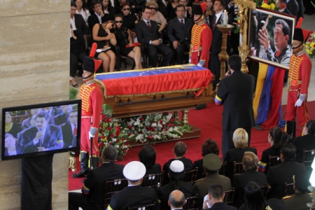 La espada de Bolívar le fue entregada al presidente Chávez La espada de Bolívar le fue entregada al presidente Chávez
