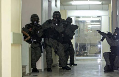 Militares en labores de rescate del presidente Rafael Correa