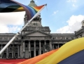 Argentina aprueba ley que permite el matrimonio entre homosexuales
