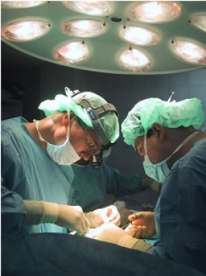 El cirujano general realiza diagnsticos, operaciones y evaluaciones pre y post quirrgicas.