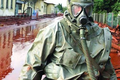 Los equipos de rescate deben utilizar trajes y mscaras de oxgeno para no contaminarse con el lodo txico.