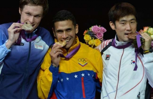 Rubén Limardo mordiendo su medalla de oro Rubén Limardo mordiendo su medalla de oro