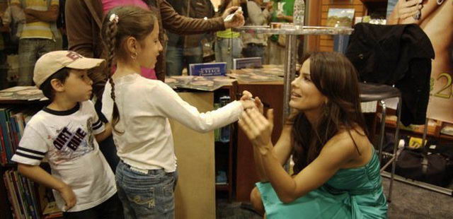 Norelys Rodrguez firmando calendarios en el C.C. Tolon, Caracas