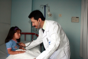 El gastroenterlogo pediatra entiende los padecimientos estomacales en los nios.