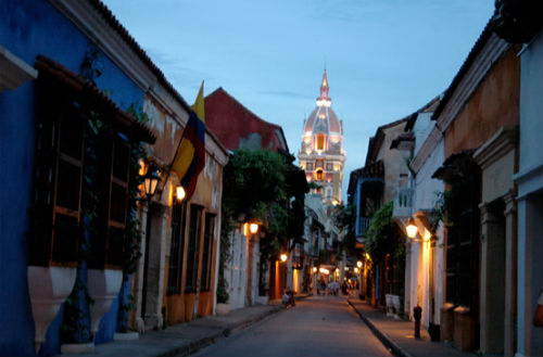 Calle del Hotel Santa Cruz en la noche