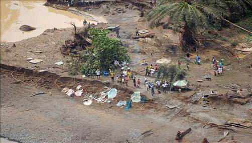 Labores de rescate de vctimas del alud de Colombia