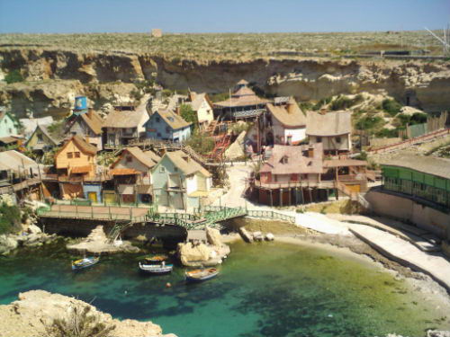 Vista de las casas en el Pueblo de Popeye