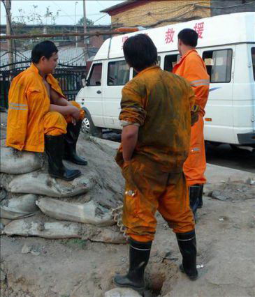 Rescatan a mineros en China