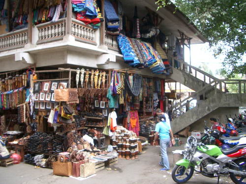 Mercado popular en Bali. Los turistas pueden encontrar all ofertas en piezas de oro y plata.