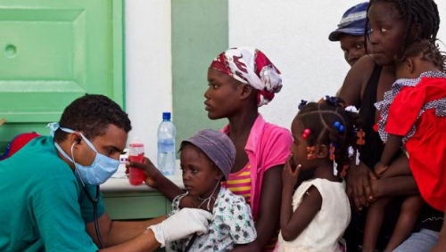 Médico atendiendo pacientes en Haití Médico atendiendo pacientes en Haití
