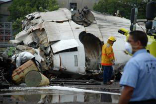 Equipos de rescate en accidente de Conviasa