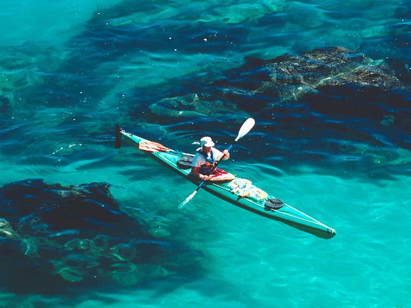 Kayak en playa del Parque Nacional Abel Tasman