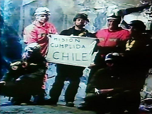 Rescatistas en la mina informan al mundo que la misin fue cumplida