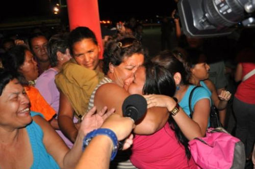 Encuentro de los familiares con los sobrevivientes