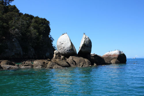 Roca en medio de la playa. Parque Nacional Abel Tasman