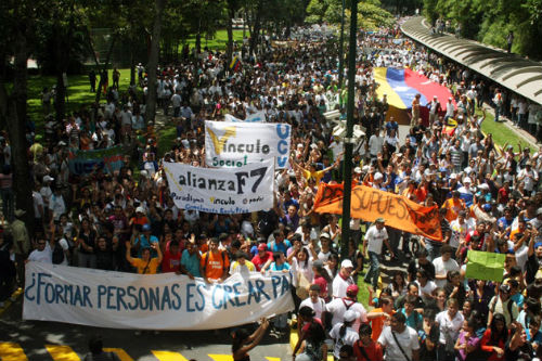 Estudiantes Universitarios marcharon por ajuste presupuestario (Foto: Noticias24)
