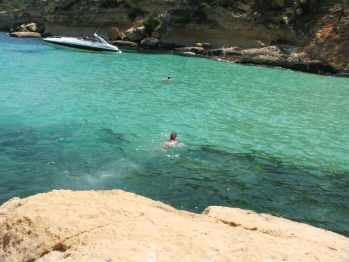 Turista en Playa del Mago