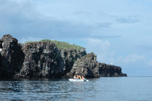 Turistas yendo hacia la Baha de Darwin