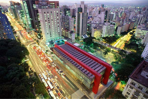 Vista de avenidas de Sao Paulo iluminadas