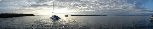 Atardecer en isla de Santa Cruz. Bote Atardecer en isla de Santa Cruz. Bote