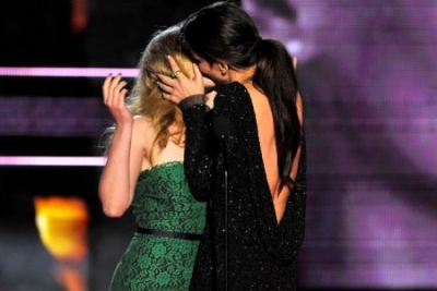 Sorpresivo beso entre Sandra Bullock y Scarlett Johansson. Sorpresivo beso entre Sandra Bullock y Scarlett Johansson.